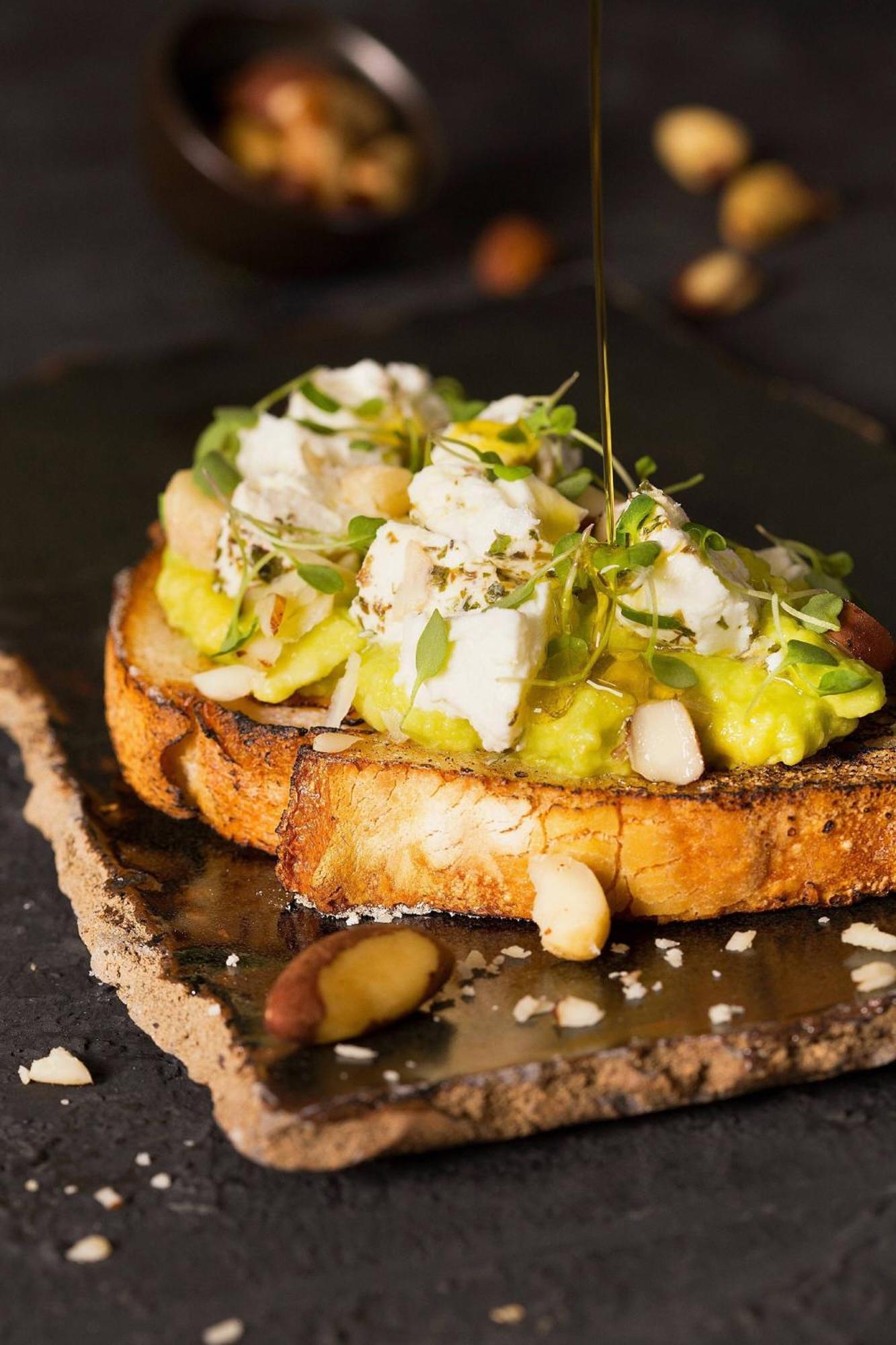 โรงแรมเรอแนสซองซ์ เซาเปาโล ภายนอก รูปภาพ Avocado and goat's cheese on toast